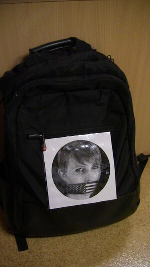 Rucksack mit Foto von Chelsea Manning, den Mund mit US-Flagge verschlossen