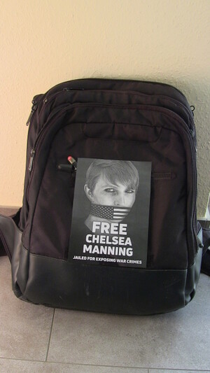 Rucksack mit Foto von Chelsea Manning, den Mund mit US-Flagge verschlossen