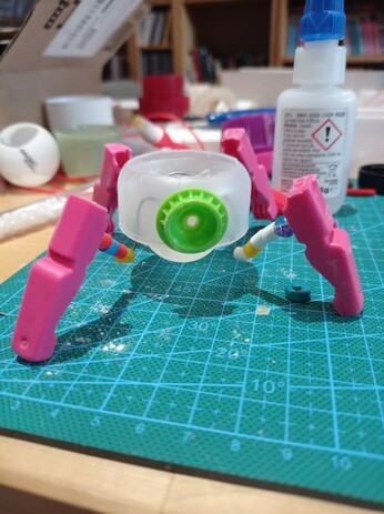 The robot is a quadripod composed of two clothespins, two plastic caps, beads and wire. At this stage, there is still a lack of detail, we will have to glue many more beads to enrich the shape