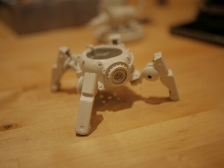 Details have been added on the quadripod, it has been painted with a white undercoat.