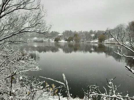 Wintery scene looking over Mackay Lake in Ottawa.