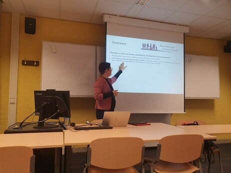 The picture shows Katja Moehring presenting her overview slide.