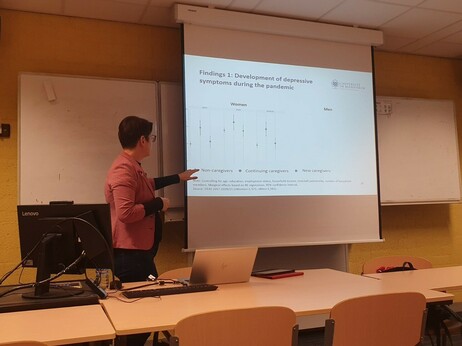 The picture shows Katja Moehring presenting findings 1: development go depressive symptoms during the pandemic with a nice margins plot.