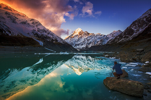 Photographing mt cook at hooker lake