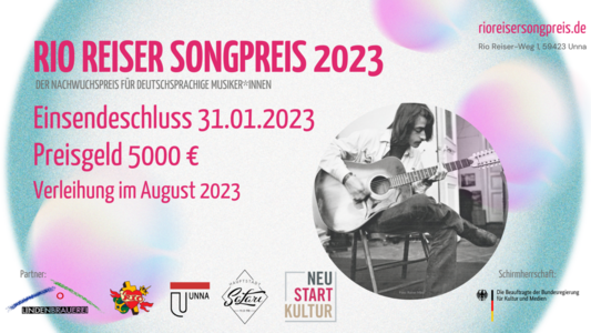 Die Grafik zeigt Text zum Sogpreis und ein Foto vom jungen Rio Reiser in sw, der sich versunken über seine Gitarre beugt. Text: Rio Reiser Songpreis 2023, Der Nachwuchspreis für deutschsprachige Musiker*innen, dotiert mit 5000 €, Einsendeschluss 31.1.2023, Verleihung im August 2023.
