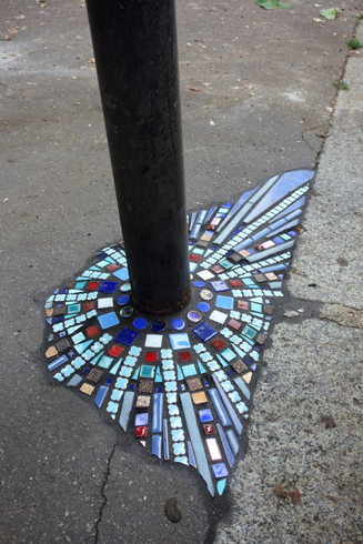 Ceramic mosaic filing a small crack in a sid