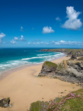 Rocky cliffs, golden sandy beach with aqua coloured sea | Felsige Klippen, goldener Sandstrand mit aquafarbenem Meer