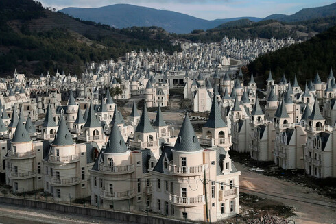 Burj Al Babas consists of more than 700 multi-story castles, half of which were already sold by 2019. After a series of unfortunate world events, Turkey’s economy dried up, leaving the sweeping village’s fate uncertain. This is a photo of hundreds of mini-castles in neat rows nestled in a mountainous valley. It looks very strange.