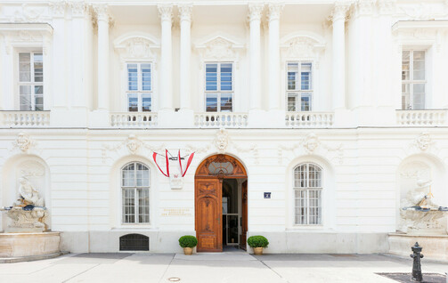 Photograph of the entrance to the Austrian Academy of Sciences' main building (image by Austrian Academy of Sciences).