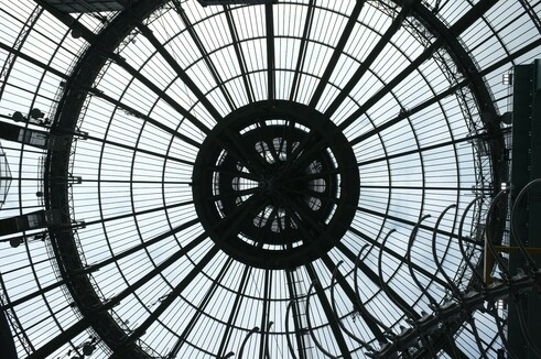 Glaskuppel im Grand Palais von innen gesehen. Im unteren Bildteil rechts Teile eines Ausstellungsstücks.