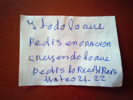 El mismo papel por la otra cara y también escrito a mano:

y todo lo que pedis en oracion creyendo lo que pedis lo recibireis mateo 21-22