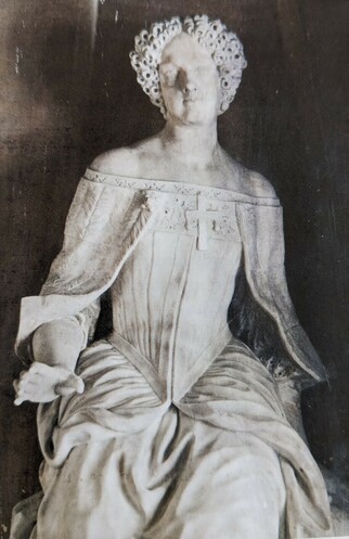 A statue of Elena Cornaro Piscopia, the first woman to graduate from University. More info about her is at https://en.wikipedia.org/wiki/Elena_Cornaro_Piscopia