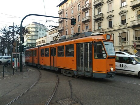 Stanga-Tram an der Haltestelle Sommeiller/Turati.