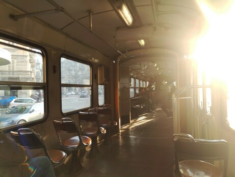Innenansicht des Stanga-Wagens. Von links scheint die Sonne in den Wagen.