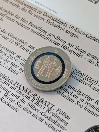 Deutschlands offizielle 10-Euro-Gedenkmünze 2024 "Polizei" auf Briefbogen, Münze hat blauen Rand