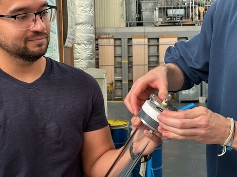 Setting up a column experiment for multiphase transport in porous media