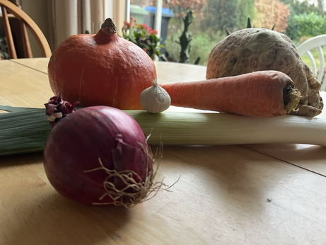 Soepgroenten liggen te wachten tot ze in de pot mogen