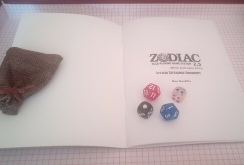 Foto de un ejemplar físico de la BETA preliminar de "Zodiac 2.5: System Reference Document". Abierto por la primera página, en la que se ve la discreta portada interior blanca con el logotipo de Zodiac.