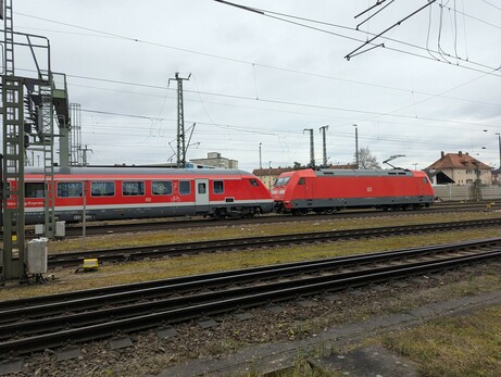 BR101 und ein rot angemalter IC1 Steuerwagen. An der Tür kann man das gelbe "Türstörung" Schild sehen, welches die Zuverlässigkeit dieses frisch reaktivierten Zuges an seinem ersten Betriebstag illustriert