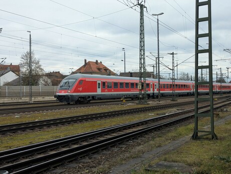 Ein roter IC1 Steuerwagen gefolgt von einer Reihe von regulären IC1 2. Klasse Wagen