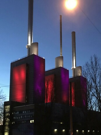 Das Heizkraftwerk Linden in  lila-roter Beleuchtung. Nicht das erste Wahrzeichen von Hannover, aber dafür auf Dienstreise selbst fotografiert und damit definitiv lizenziert.