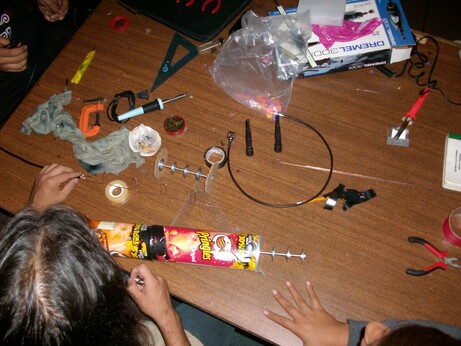 personas experimentando con antenas pringles en la okupa che