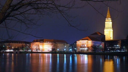 Wahrzeichen Kiels: der markante Kieler Rathausturm; links davor das Opernhaus Kiel. Blick vom Lorentzendamm Richtung Süden über den Kleinen Kiel, 2008.

Aus Wikipedia.
Arne List • CC BY-SA 3.0