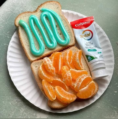 Sandwich de mandarina con pasta de dientes
