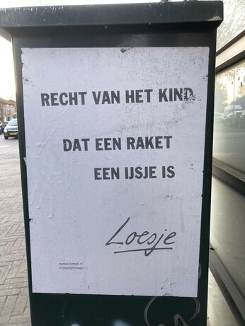 Op een kastje voor internet o.i.d. op een stoep in Amersfoort, een mini-poster, zwarte tekst op witte achtergrond:

RECHT VAN HET KIND

DAT EEN RAKET
EEN EISJE IS

Loesje