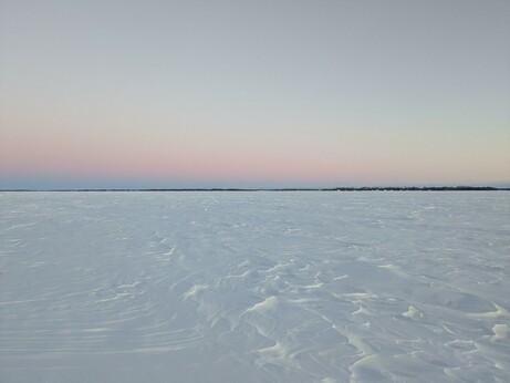 Image: Pastel-colored skies opposite the sunset, centered on a low band of pink and lavender over a landscape of windswept snow.

Kuva: Pastellivärinen taivas vastapäätä auringonlaskua, jonka keskipisteenä on matala vaaleanpunaisen ja laventelin sävyinen nauha tuulenpyyhkemän lumen päällä.

Mynd: Pastellitaður himinn á móti sólsetrinu, miðpunktur á lágu bandi af bleiku og lavender yfir landslagi með vindblásnum snjó.

Assilisaq: Pastel-imik qalipaatilik qilak seqernup tarrilernerata tungaanut, qitiusumik allamik band-imik pink-imik aamma lavendel-imik, nunap silaannarmik silaannarmik pissuseqartumik.

Ajjiliuqtausimajuq: sila siqiniup tunuani, qitiani attiktumi aupajaaqtumi amma mavintami qulaani nunaup anurimut suraktausimajumi aputimi.

Bilde: Pastellfarget himmel midt imot solnedgangen, sentrert på et lavt bånd av rosa og lavendel over et landskap av forblåst snø.

Billede: Pastelfarvede himmel modsat solnedgangen, centreret om et lavt bånd af pink og lavendel over et landskab af vindblæst sne.

Image : Un ciel aux couleurs pastel face au coucher du soleil, centré sur une bande basse de rose et de lavande sur un paysage de neige balayée par le vent.

Imagen: Cielos de color pastel frente al atardecer, centrados en una franja baja de color rosa y lavanda sobre un paisaje de nieve azotada por el viento.

画像: 夕焼けの反対側にあるパステルカラーの空。風に吹かれた雪景色の上に、ピンクとラベンダーの低い帯が中心にあります。
