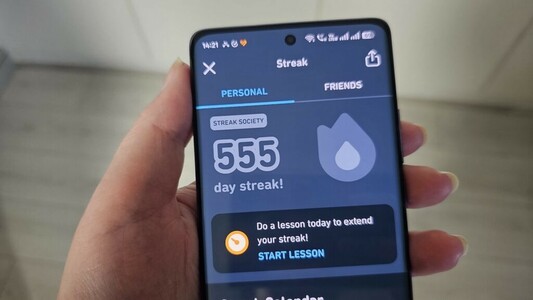 a 555 day streak shown in the duolingo app on a smartphone