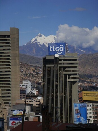 was in Bolivia and Peru (short Machu Picchu diversion) for a month, entirely above 3100m the whole time. Except briefly in Peru. Illimani is an incredible backdrop for the bustling 3200-4120m elev. city of La Paz. Highest large one in the World. Stepping off the plane from Miami out onto the tarmac of 4115m El Alto airport, immediate headache. After 3 hr nap later, and slow walk around the steep city streets, all good 👍