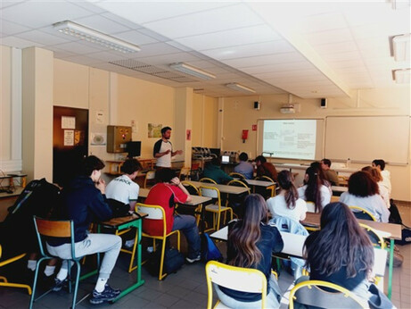 Rencontre scientifique au lycée Louis-Bascan, à Rambouillet (78) | Des élèves en classe de première générale spécialité SVT dialoguent avec Nicolas Pige, chercheur postdoctoral au laboratoire de Géosciences Paris-Saclay.