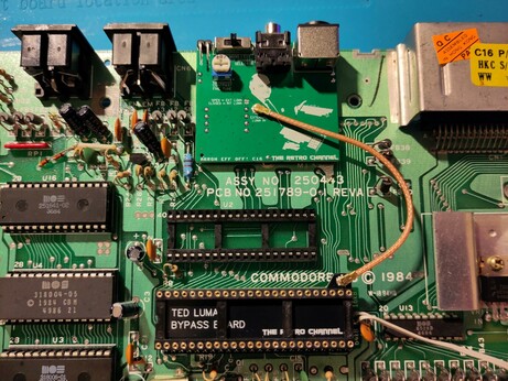 The modulator replacement is fitted into the motherboard. The luma bypass-board with its shielded wire leading towards the modulator replacement is inserted into the TED socket.