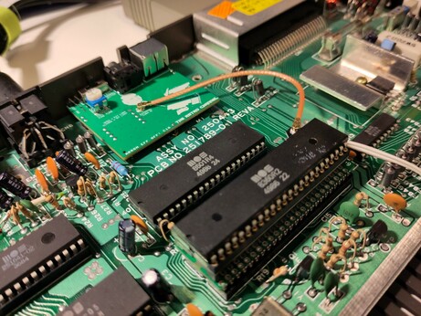 The entire "TED-tower" is assembled, the Saruman TED 64K RAM expansion is sitting in the mainboard TED socket, and the luma bypass adapter is sitting in the socket on the Saruman, and then the TED is sitting in the luma bypass adapter.