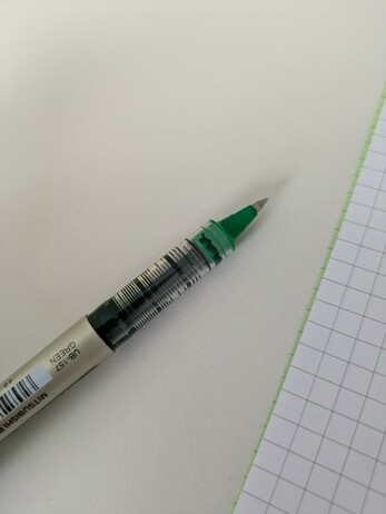 Ein grüner Korrekturstift Marke Mitsubishi für die Abitur-Zweitkorrektur