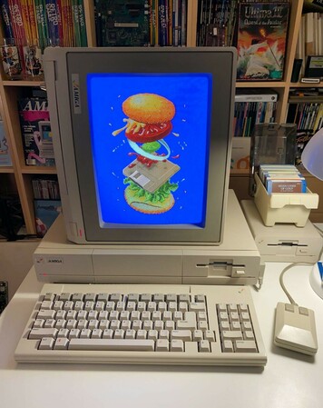 Amiga 1000 displaying the "Four-Byte Burger" from the Amiga's early PR media