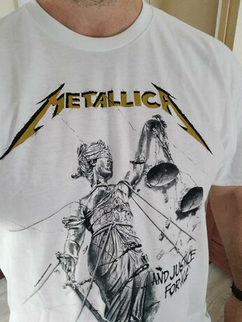 Camiseta de Metallica con portada del disco ...And Justice For All.