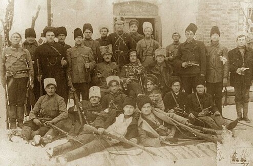 Black Army combat group, headed by Fedir Shchus (center). By Unknown author - http://varjag-2007.livejournal.com/2110190.htmlhttp://www.rusrevolution.info/photos/anarh/view.shtml?11, Public Domain, https://commons.wikimedia.org/w/index.php?curid=1515897