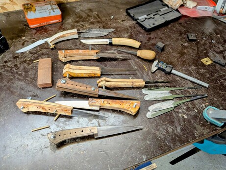 Some tools and Many wip knives on the workbench, only one is finished.