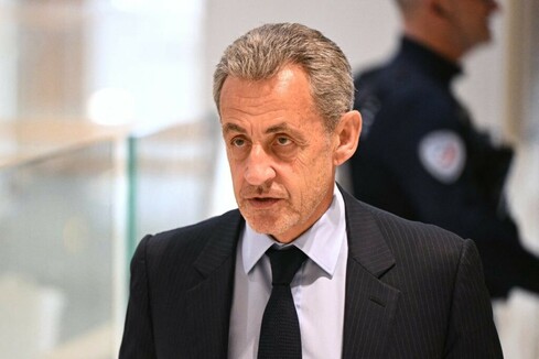 exclu de la Légion d'honneur, l'ancien président "prend acte"