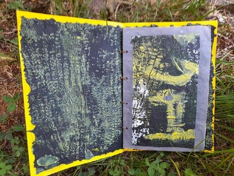 #1 All photos show double pages. At the left visible is the inside of the cover: abstract white and yellow maize print on black tissue paper. The first page shows an abstract composition of such a print with yellow acrypic painting. It's also on black tssue paper - glued to blue krafft paper. This krafft paper was the background for all pages.