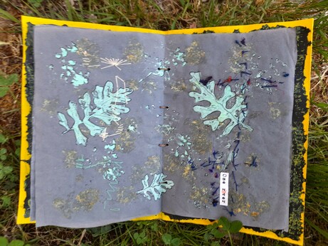 #14 Again a double page of the mint-green printed fern-like leaves and some beige hammer print og plants. At the left can be seen the back side of the beige fan stitching, on the right side blue stitches like an abstract double cross. The words 'Ose rever': dare to dream!