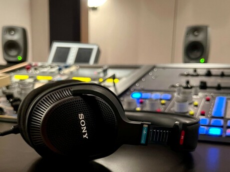 Sony MDR-MV1 headphones, photo by press