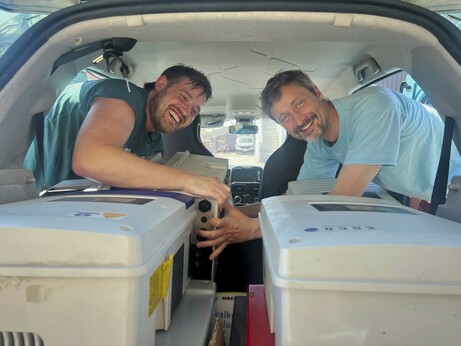 Yannick und Georg lachen beim Verladen, auch wenn die Teile schwer sind!
