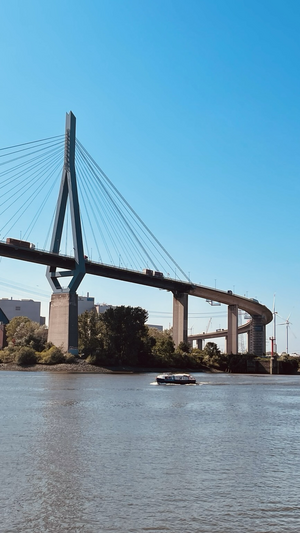 Die Köhlbrandbrücke in Hamburg. Eines unserer Wahrzeichen und eine wichtige Verkehrstrasse.