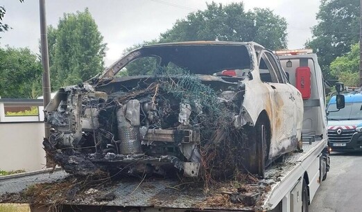 En Loire-Atlantique, la voiture perd le contrôle, arrache une haie et finit sa course dans un