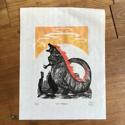 Estampe de godzilla les pieds dans l’eau devant une ville. Ses écailles Dorsales sont rouges, le fond représente une explosion blanche sur un ciel en dégradé d’orange