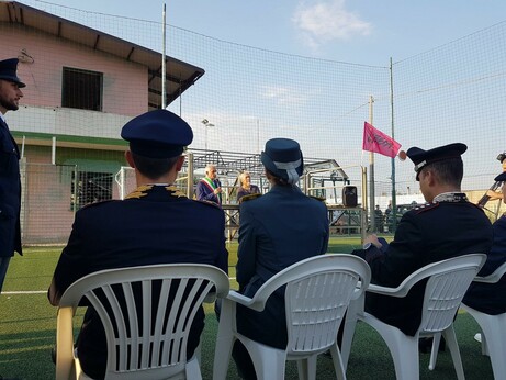 Le maire de #SanFerdinando, commune de #Calabre tristement connue pour sa #baraccopoli (habitat informel où survivent des #migrants exploités dans l'agriculture), le fondateur de la coopérative Della terra contadinanza necessaria, les forces de l'ordre et le #drapeau de #Libera, association qui depuis 30 ans lutte contre la #mafia. Photo: Cristina Del Biaggio, 4 juillet 2025.