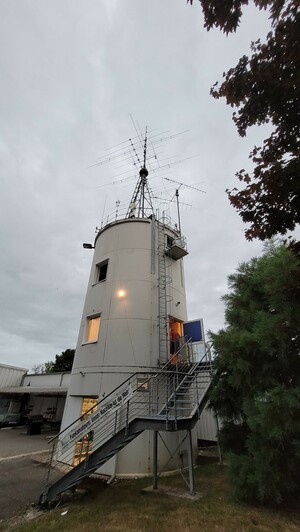 Unser Clubheim, ein altes Spänesilo mit großer Antennenanlage auf dem Dach, dient uns als Contrst-Station.